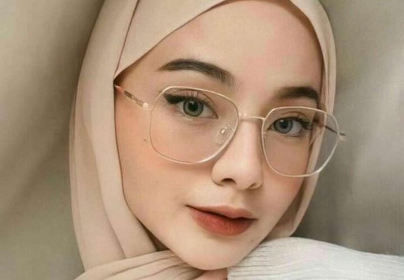 Kacamata Gaya Wanita Hijab Kekinian Agar Tetap Terlihat Fit In