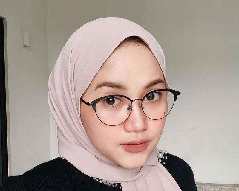 Kacamata Gaya Wanita Hijab Kekinian Agar Tetap Terlihat Fit In