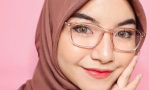 Panduan Memilih Warna Kacamata yang Bikin Wajah Cerah